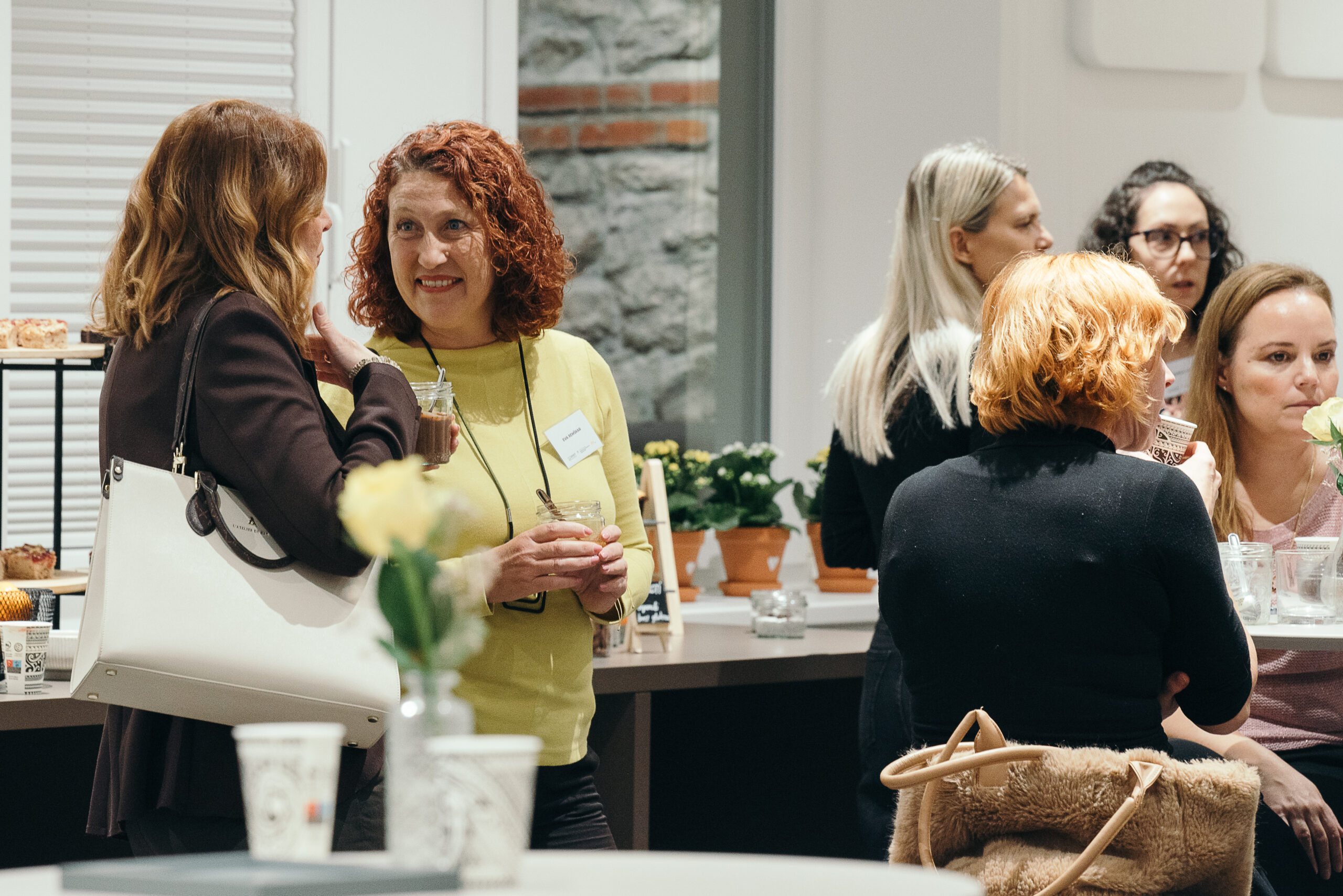 Podjetnice na mreženju pri Maji Lapajne v sproščenem a globokome pogovoru, kjer izmenjujejo izkušnje