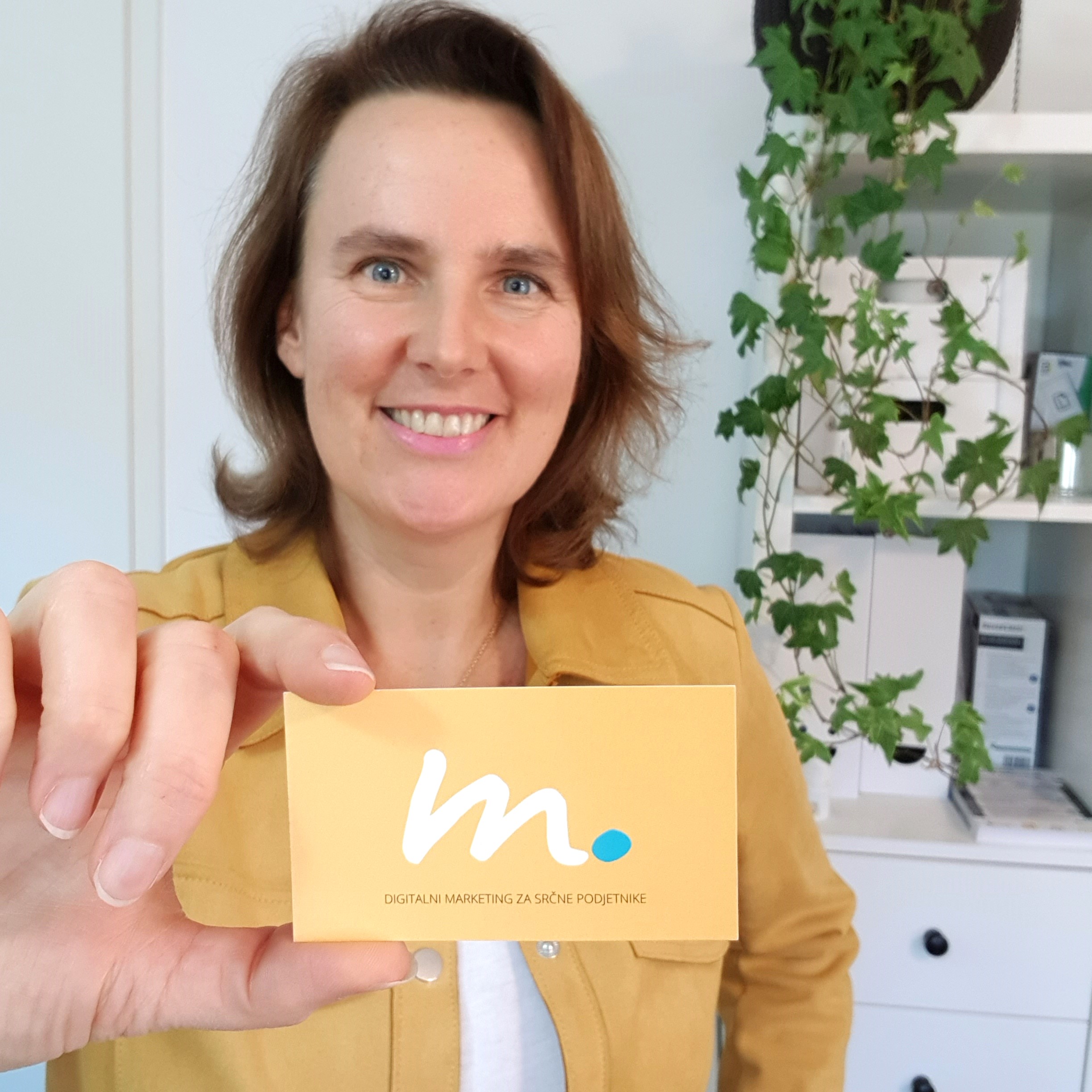 Maja Lapajne drži vizitko in predstavlja svoj osebni brand za podjetnice